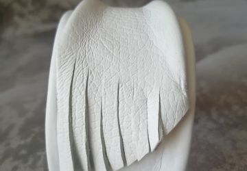 Браслет из натуральной белой кожи Крыло