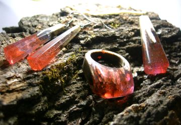 Комплект украшений из дерева и ювелирной смолы - "Рубиновый закат"