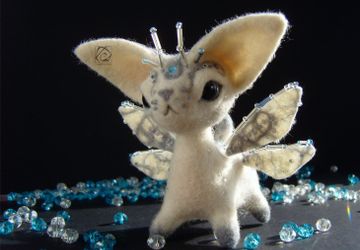 Котенок крылатый серьезный