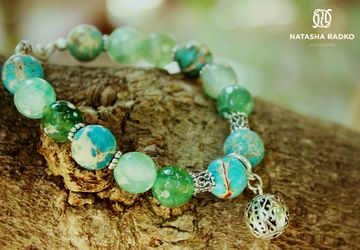 Браслет на замке из натуральных камней