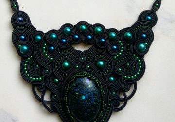 Чёрное изысканное колье из сутажа для торжественных случаев.