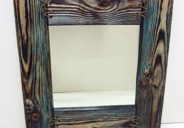 Зеркало в деревянной рамке