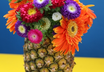 Необычная ваза для цветов из ананаса.