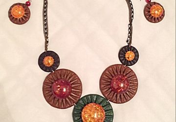 Дизайнерское украшение из натуральной кожи и искусственного янтаря