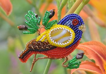 Брошь -птица, вышитая бисером и канителью "Разноцветная птичка"