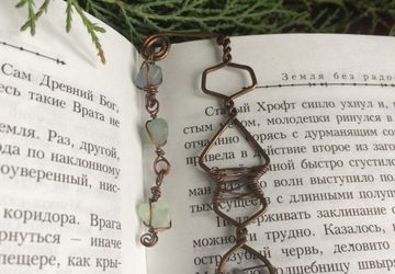 Закладка для книги "Тихий омут" с флюоритом