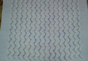 Вязаный спицами плед для малыша