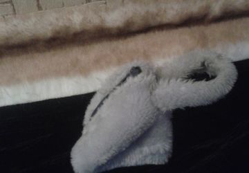 Меховые минисумки-треугольники