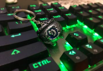 Брелок - ведьмин котёл со знаком Hearthstone