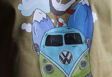 Футболка с авторским принтом "Горные путешествия"