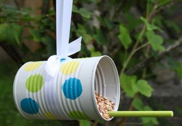 Кормушка для птиц  из консервных банок.