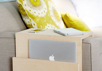 Столик на подлокотник дивана.