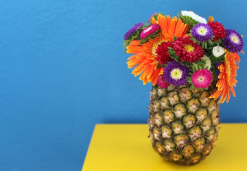 Необычная ваза для цветов из ананаса.