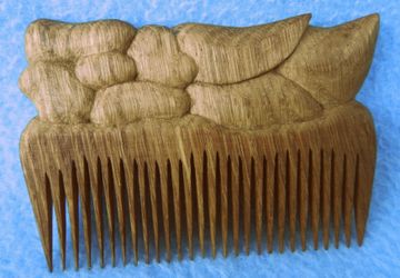 Расчёска деревянная резная