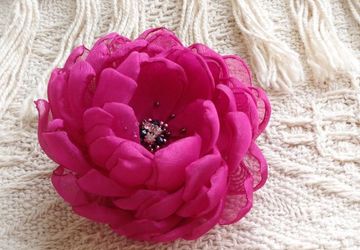 Яркий цветок-брошь из текстиля