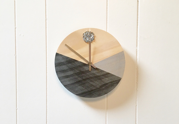 Праздничный декор часов