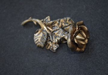 брошь - роза.