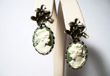 Серьги-гвоздики с камеей