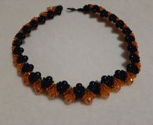 Колье из бисин и бисера