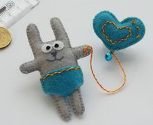 Брошь "Зайка с шариком"