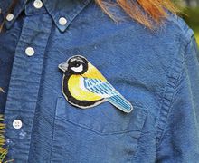 Вышитая брошь "Синичка"