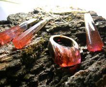 Комплект украшений из дерева и ювелирной смолы - "Рубиновый закат"