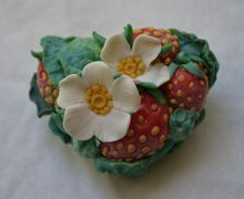 брошь-клубничка.