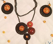 Дизайнерское украшение из натуральной кожи и искусственного янтаря