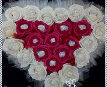 Сердце из 25 роз с конфетами рафаэлло.