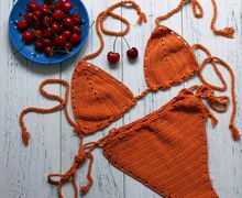 Купальник бикини из рыжей пряжи