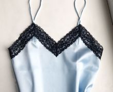 Атласная майка с кружевом