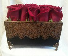Шикарный букет из роз в эксклюзивном коробе ручной работы