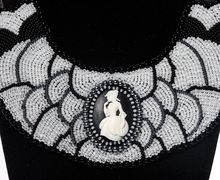 Колье ручной работы из бисера и камеи