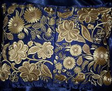 Подушка с золотой вышивкой