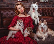 Длинное красное платье с приспущенными плечами