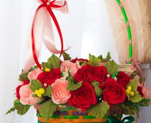 букет из 55 роз в корзине