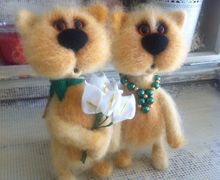 Парочка котов с букетов цветов