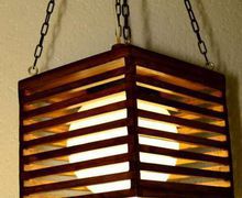 Светильник из дерева ручной работы.