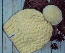 Вязаная шапка с помпоном