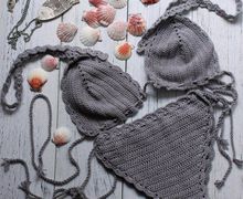 Купальник бикини из серой пряжи