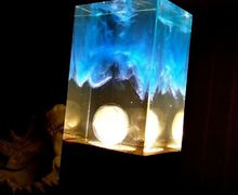 Светильник из эпоксидной смолы и дерева