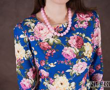 Женское платье длины макси из яркой джинсы.