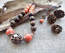Крупные бусы из кораллов и дерева