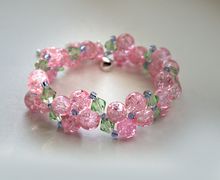 Браслет из стеклянных бусин "Весенняя нежность"