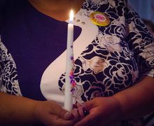 Набор свадебных аксессуаров в розово-сиреневом цвете.