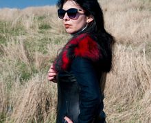 ЯРКИЙ ЖИЛЕТ ИЗ КОЖИ С ПЕСЦОМ