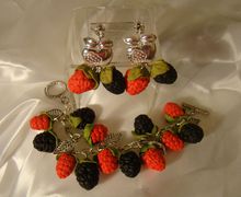 Комплект из браслета, серег и броши с ягодами черники и малины