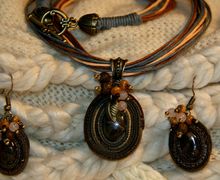 Кулон и серьги.