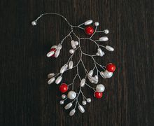 Веточка с коралловыми бусинами