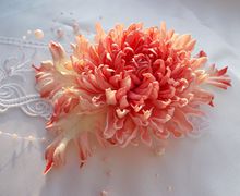 Брошь с хризантемой